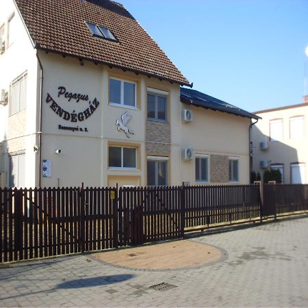 Pegazus Vendeghaz Hotel Hajduszoboszlo Bagian luar foto